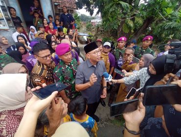 Gubernur Lampung terpilih, Rahmat Mirzani Djausal, memberikan keterangan usai meninjau lokasi terdampak banjir di Teluk Betung Selatan, Bandarlampung. Foto ist
